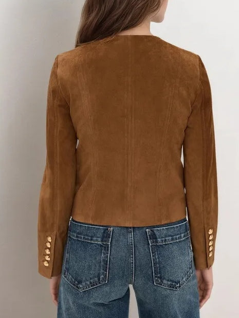 Chaqueta corta de ante marrón con botonadura sencilla