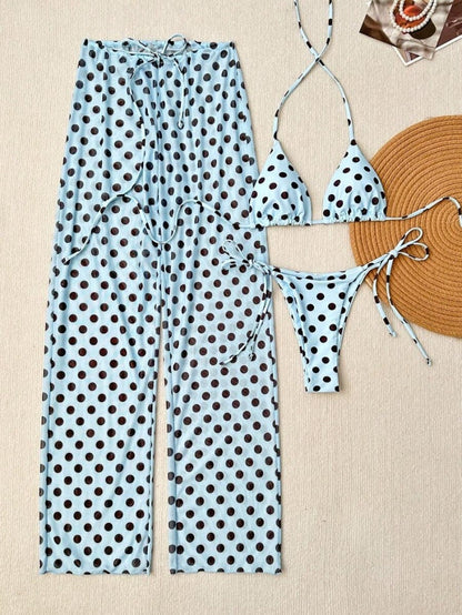Bikini de triángulo azul claro de lunares con pantalón de playa