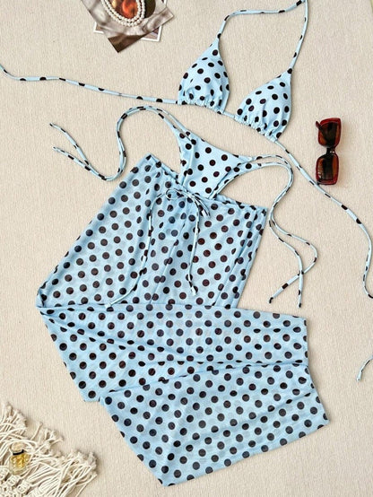 Bikini de triángulo azul claro de lunares con pantalón de playa