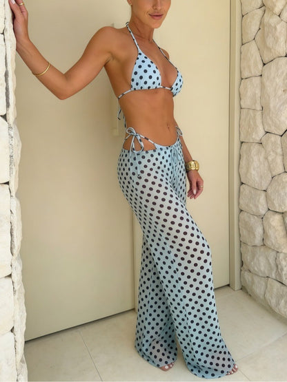 Bikini de triángulo azul claro de lunares con pantalón de playa