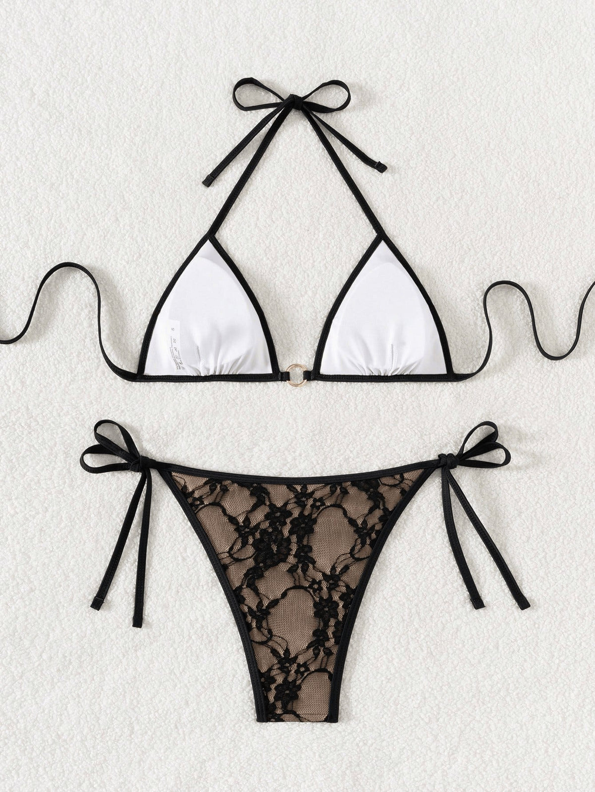 Bikini de triángulo de encaje con tiras y espalda descubierta