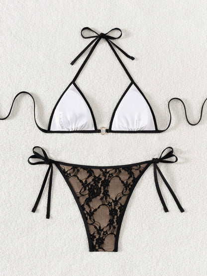 Bikini de triángulo de encaje con tiras y espalda descubierta