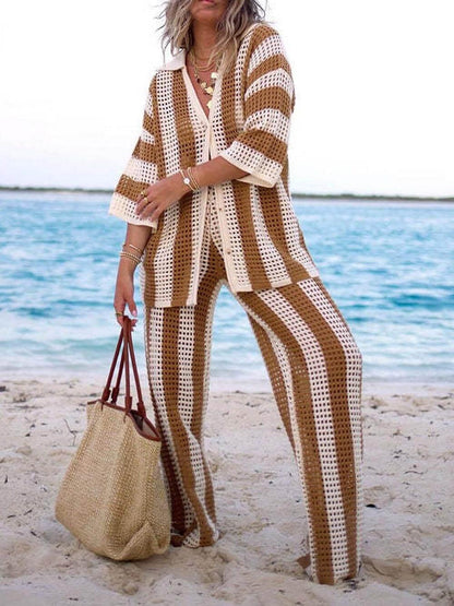 Conjunto de camisa holgada de rayas con cuello en V y calados y pantalón de pierna ancha
