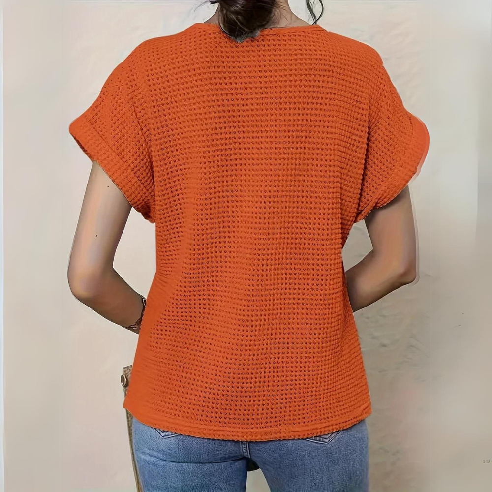 Elegante top de manga corta con encaje calado