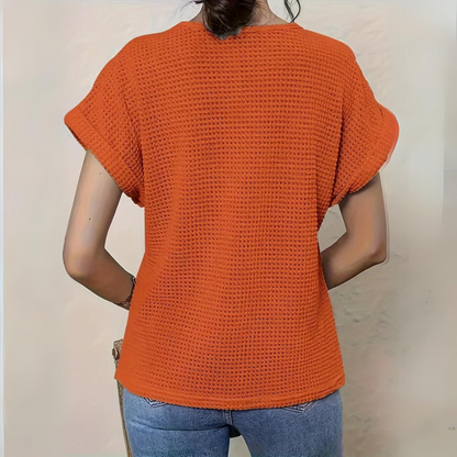 Elegante top de manga corta con encaje calado