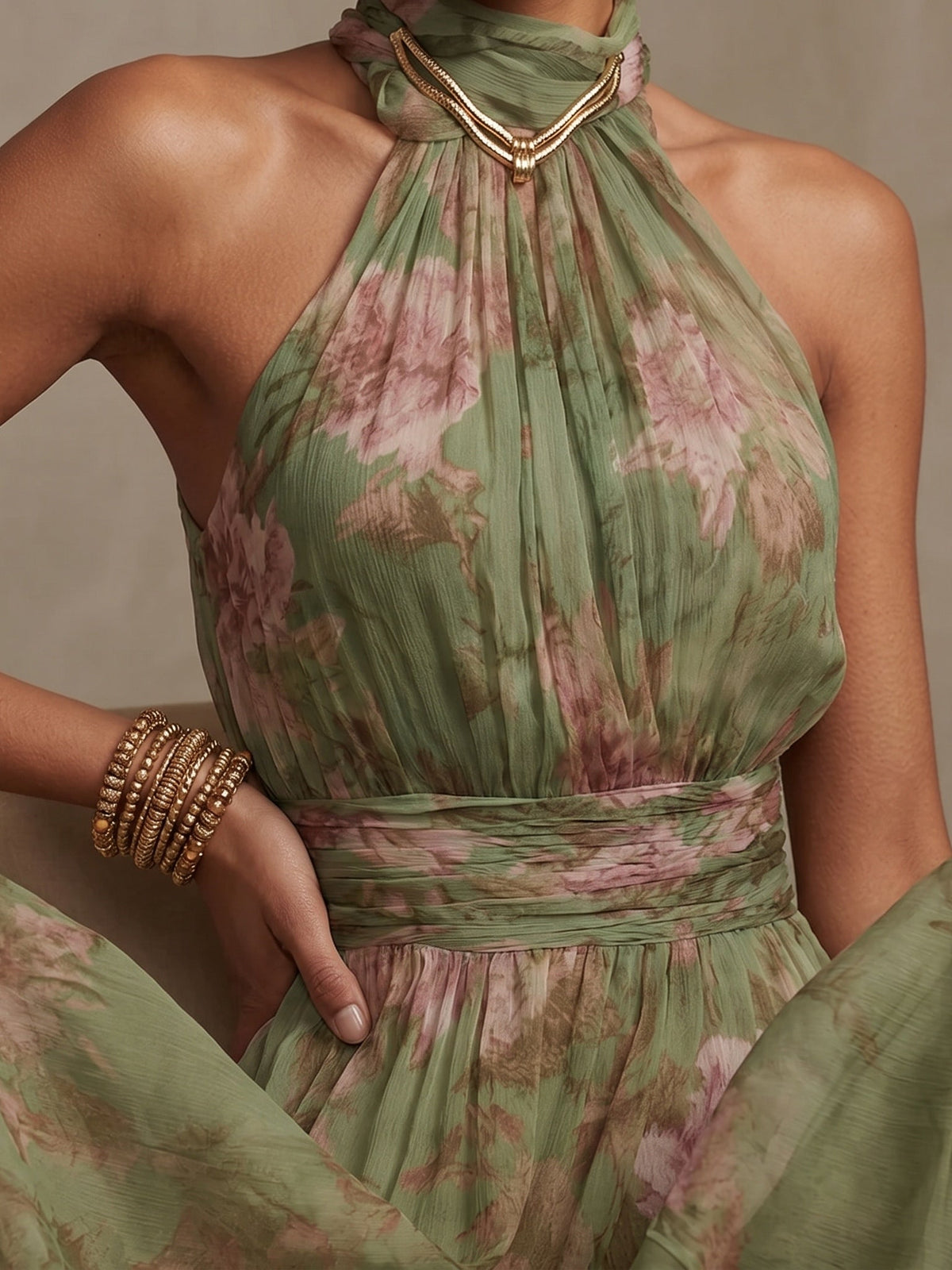 Vestido maxi de gasa verde floral con cuello halter