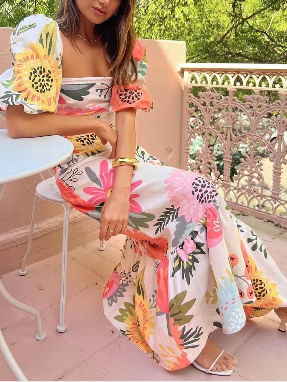 Vestido largo con estampado floral, escote cuadrado y manga abullonada