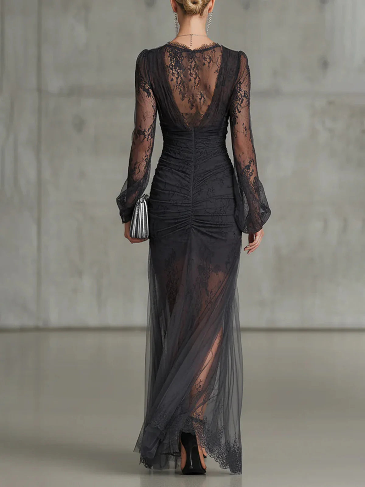 Vestido maxi gris oscuro de encaje fruncido con mangas largas transparentes y abertura