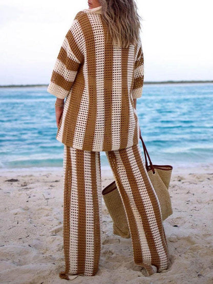 Conjunto de camisa holgada de rayas con cuello en V y calados y pantalón de pierna ancha