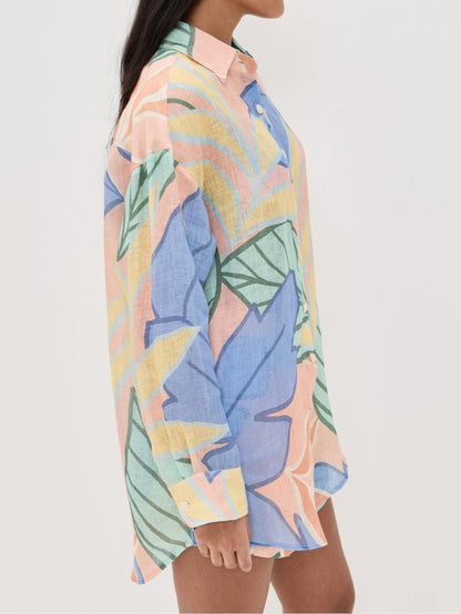 Conjunto Playa de camisa boyfriend y short con estampado de hojas tropicales