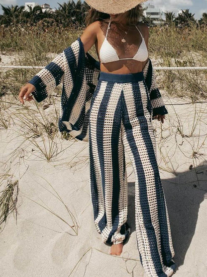 Conjunto de camisa holgada de rayas con cuello en V y calados y pantalón de pierna ancha