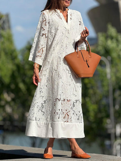 Vestido midi holgado de encaje floral con cuello en V y manga acampanada