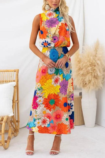 Vestido largo sin mangas con estampado floral, lazada al cuello y cintura marcada
