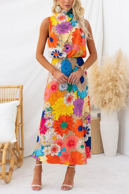 Vestido largo sin mangas con estampado floral, lazada al cuello y cintura marcada