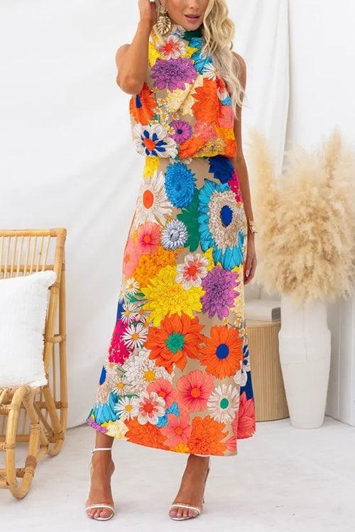 Vestido largo sin mangas con estampado floral, lazada al cuello y cintura marcada