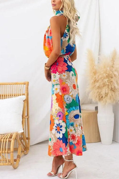 Vestido largo sin mangas con estampado floral, lazada al cuello y cintura marcada