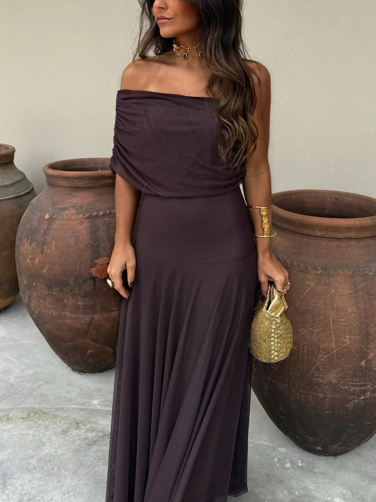 Vestido largo marrón de malla de un solo hombro
