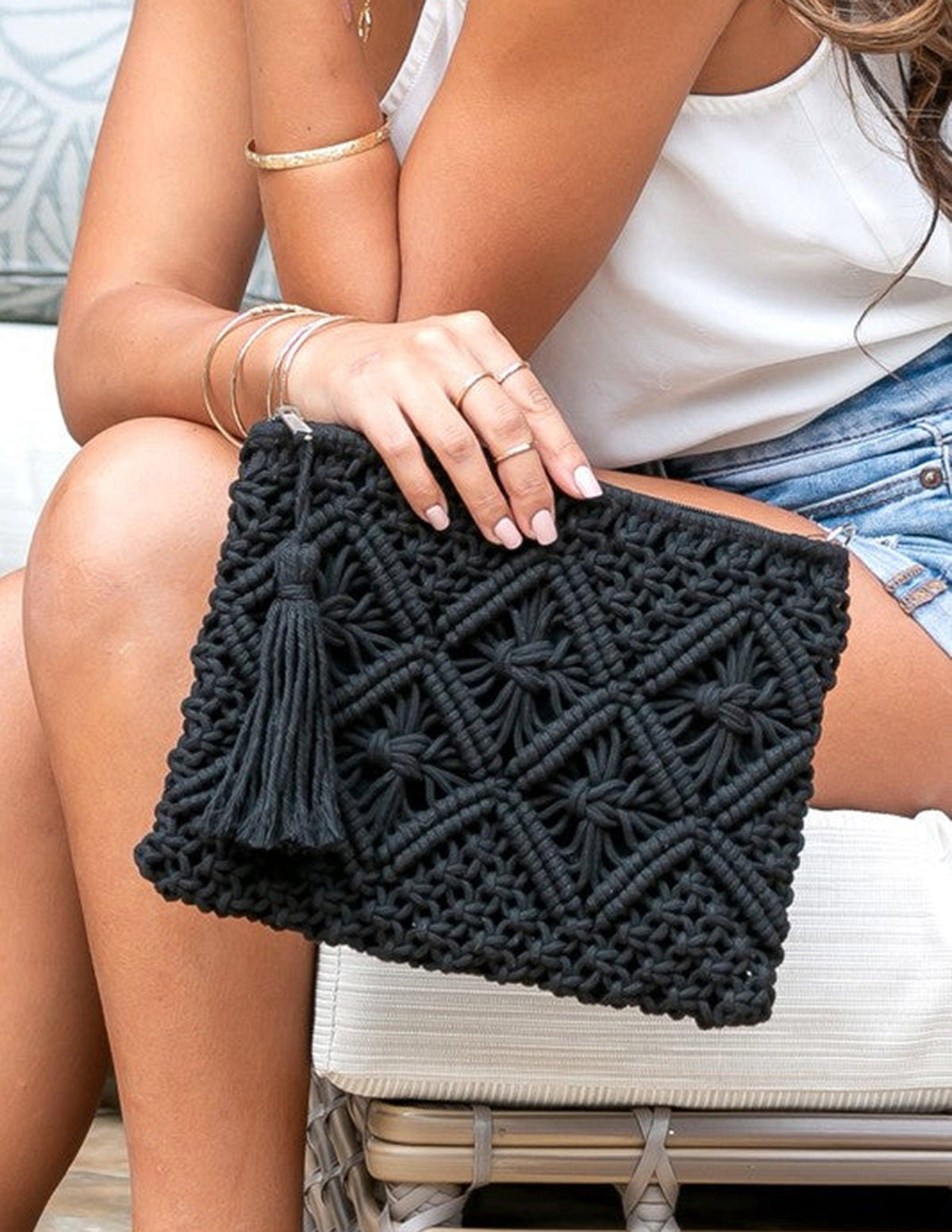 Clutch de macramé con diseño de rombos y flecos