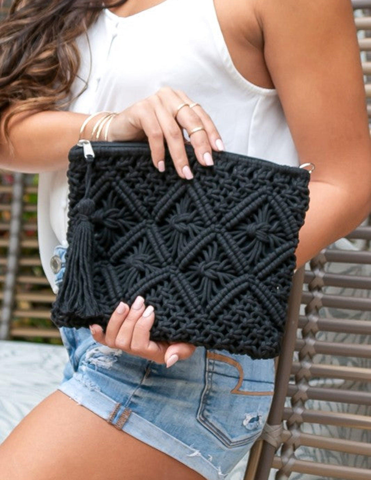 Clutch de macramé con diseño de rombos y flecos