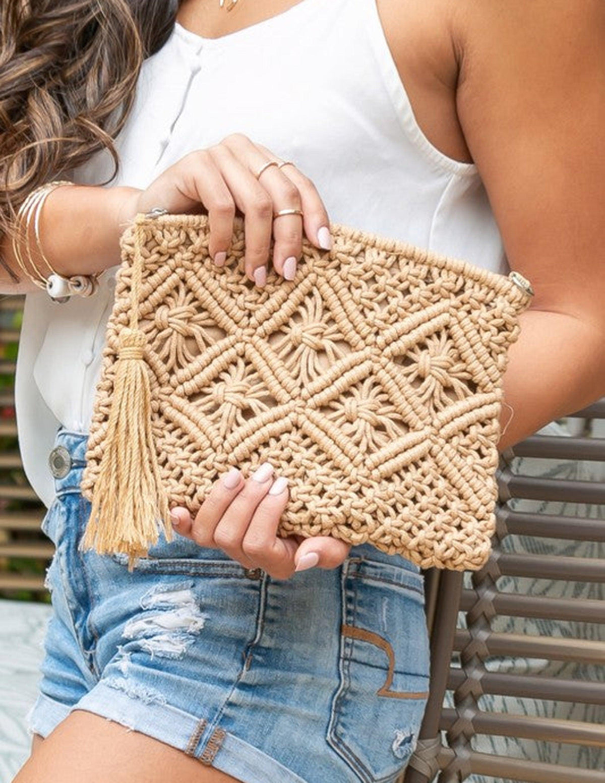 Clutch de macramé con diseño de rombos y flecos