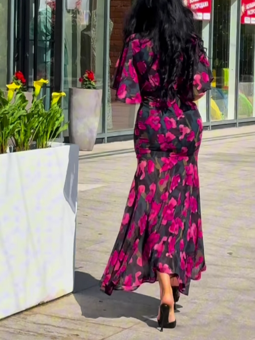 Vestido estampado retro con cuello en V y manga acampanada