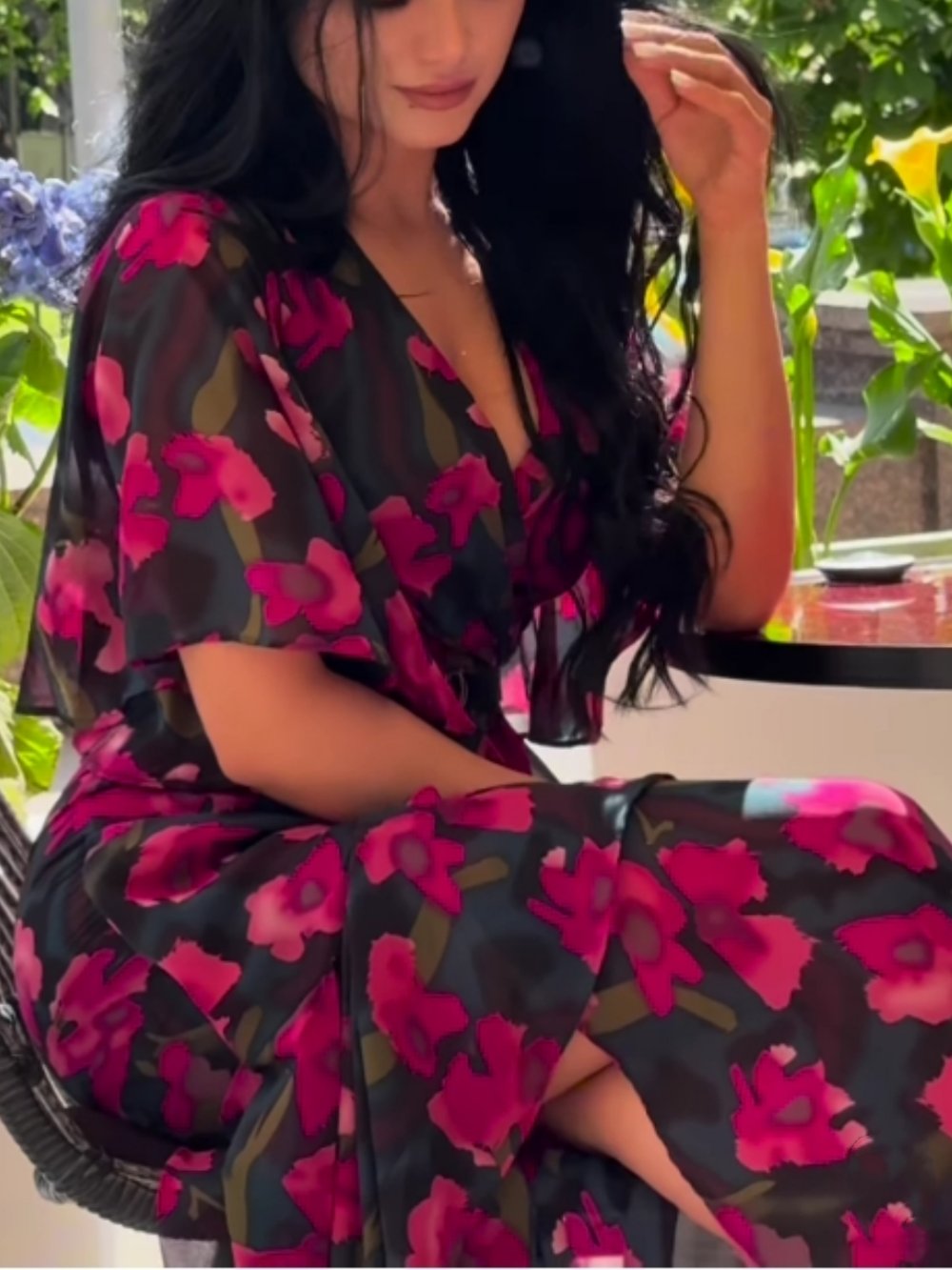 Vestido estampado retro con cuello en V y manga acampanada