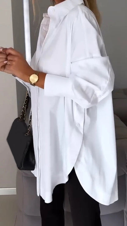 Camisa blanca con solapa y aberturas