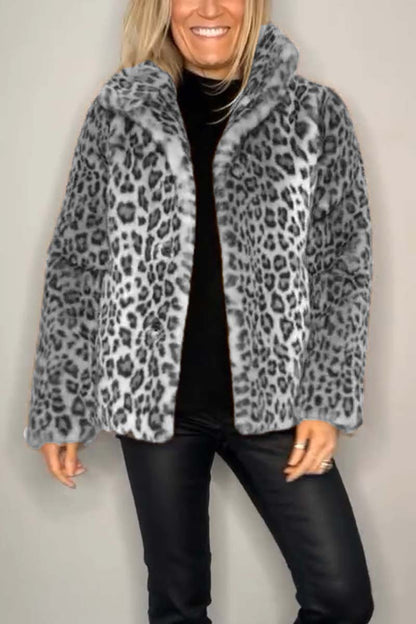 Abrigo de largo medio de pelo sintético con estampado de leopardo y solapa