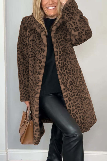 Abrigo de largo medio de pelo sintético con estampado de leopardo y solapa