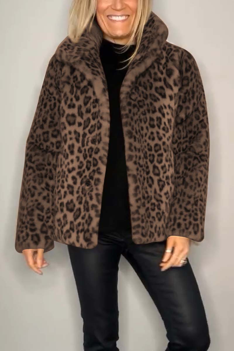 Abrigo de largo medio de pelo sintético con estampado de leopardo y solapa