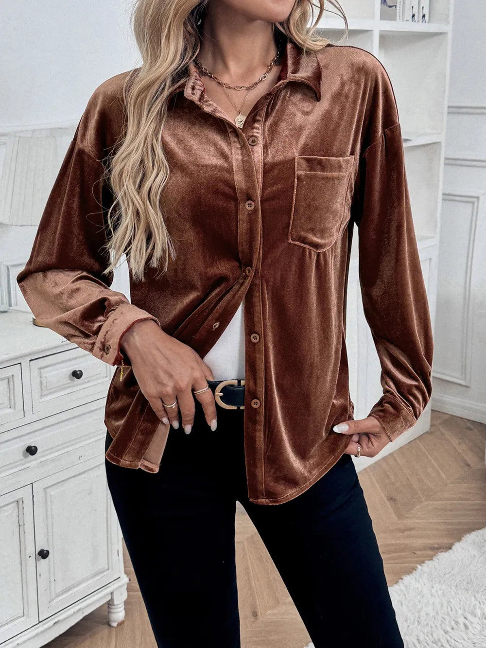 Camisa clásica de terciopelo de manga larga con cuello y botones