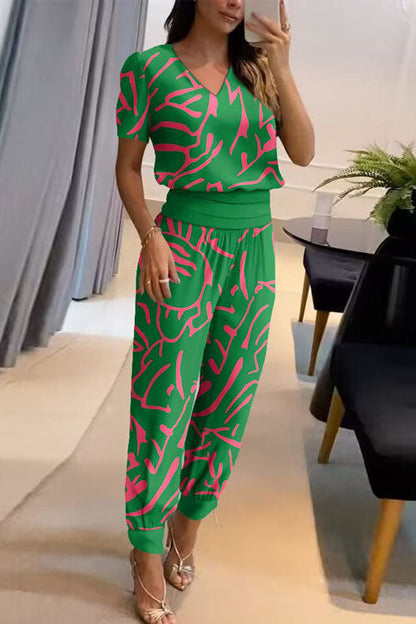 Conjunto casual de dos piezas: top estampado de manga corta con cuello en V y pantalón largo