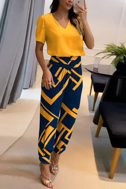 Conjunto casual de dos piezas: top estampado de manga corta con cuello en V y pantalón largo