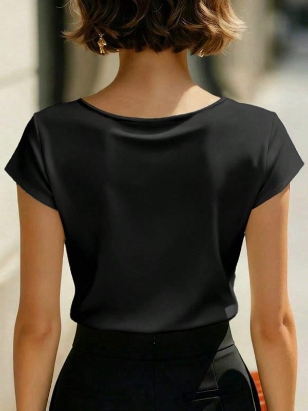 Elegante camisa cruzada de satén de manga corta con cuello en V