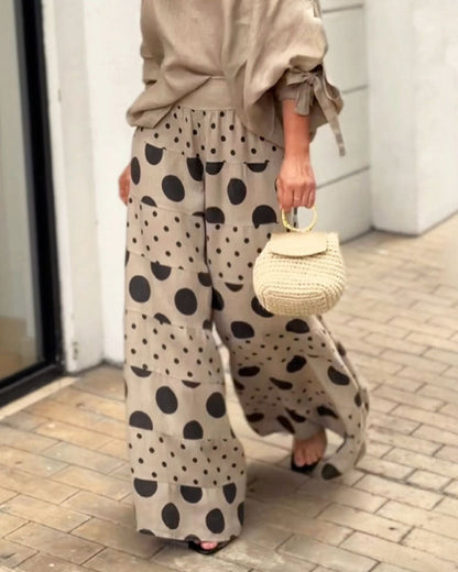 Conjunto casual de dos piezas: top de hombros y pantalón estampado