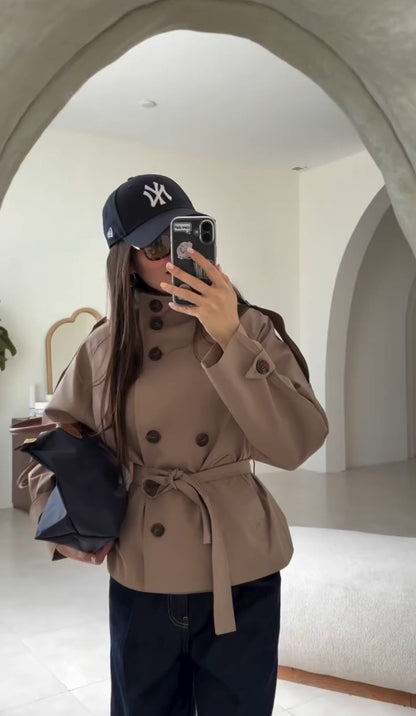 Byblos Trench | Gabardina Corta con Doble Botonadura y Cinturón