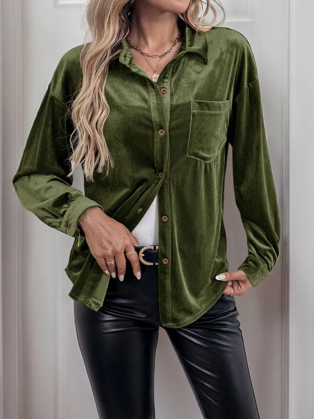 Camisa clásica de terciopelo de manga larga con cuello y botones