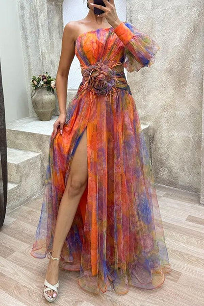 Vestido largo de tul plisado con flores, una sola manga y abertura
