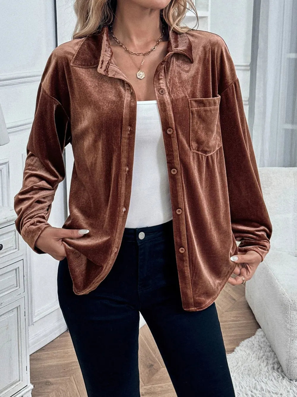 Camisa clásica de terciopelo de manga larga con cuello y botones