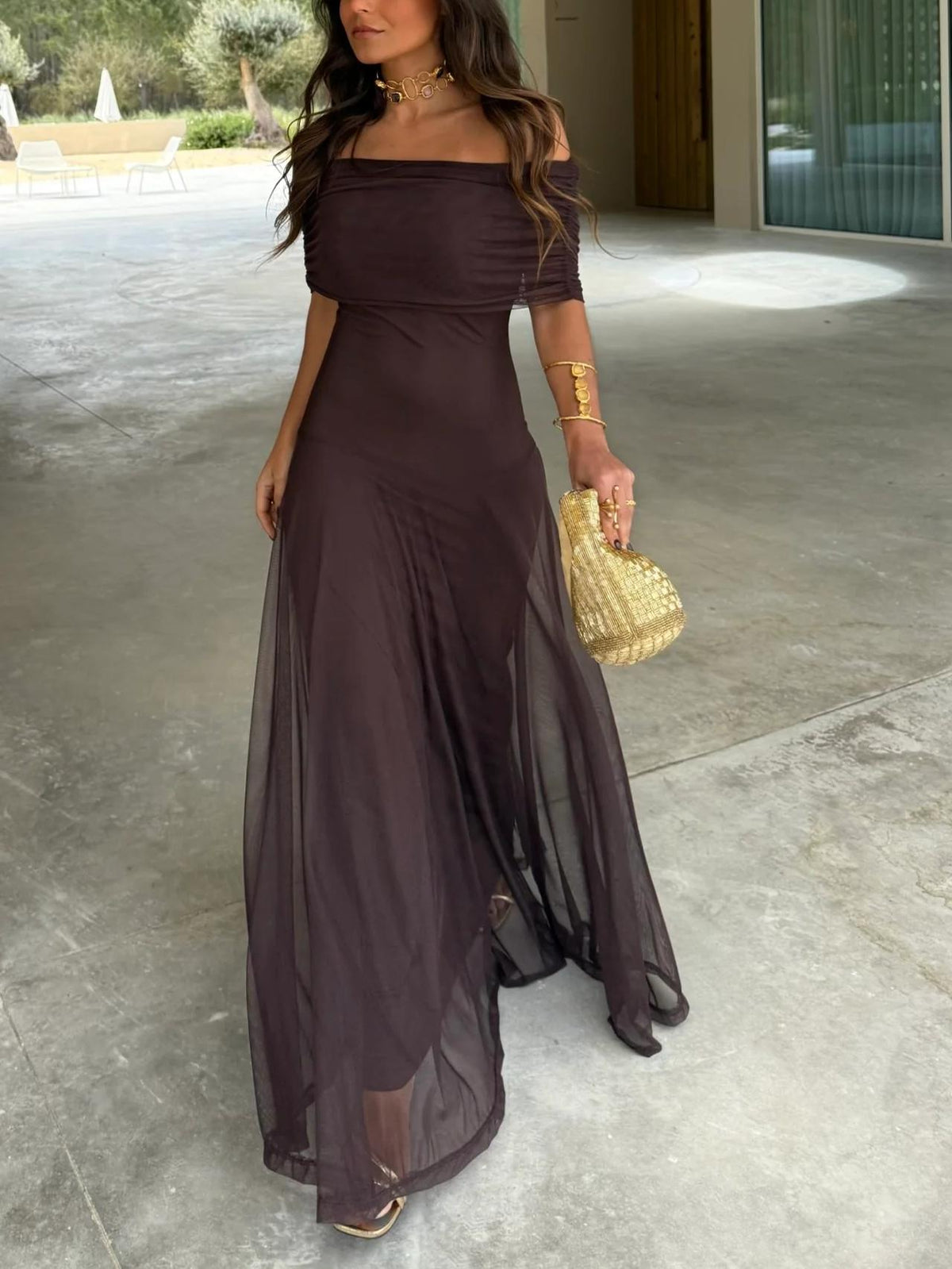 Vestido largo marrón de malla de un solo hombro