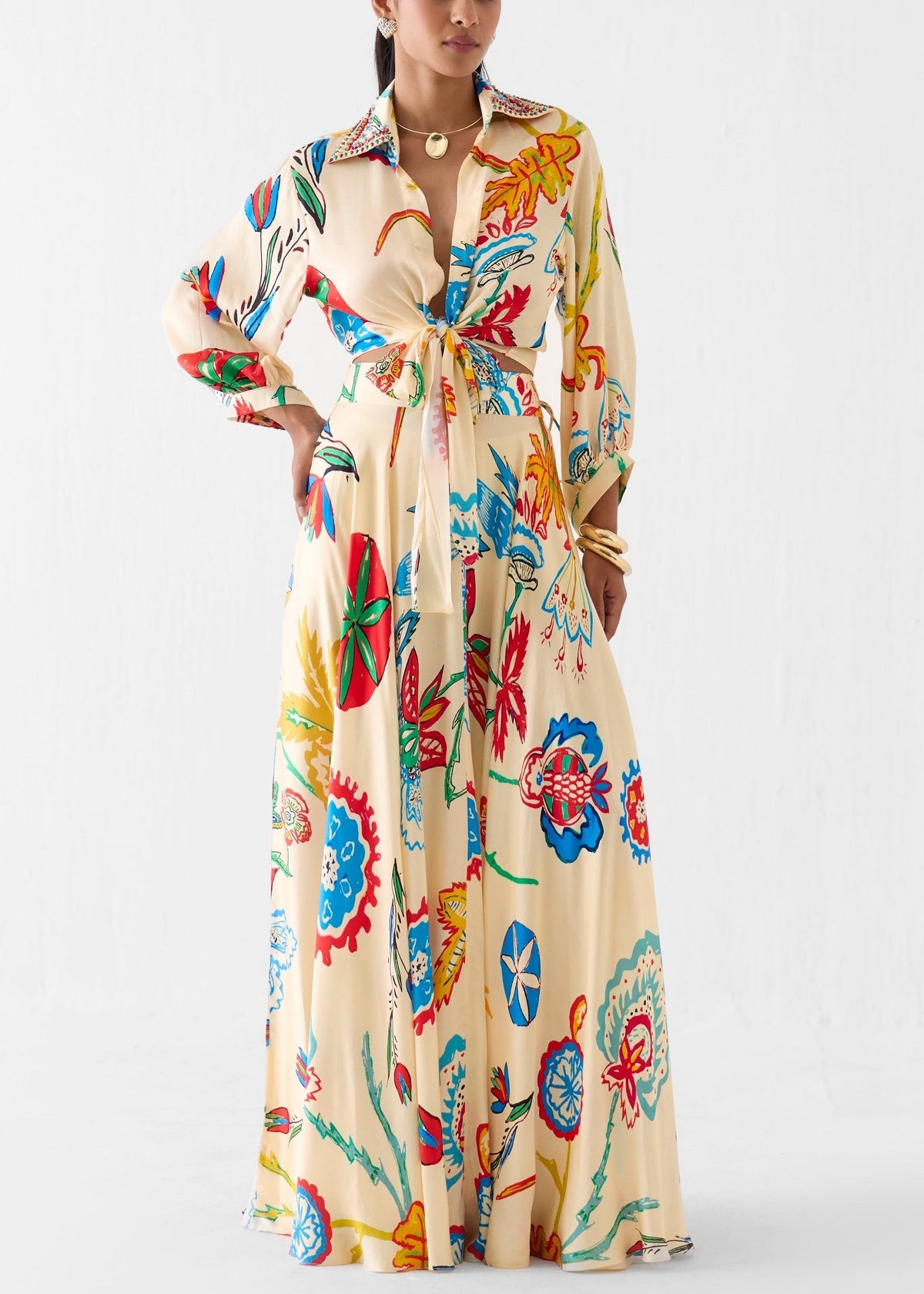 Conjunto boho de dos piezas: camisa anudada a la cintura y falda larga con estampado floral tropical