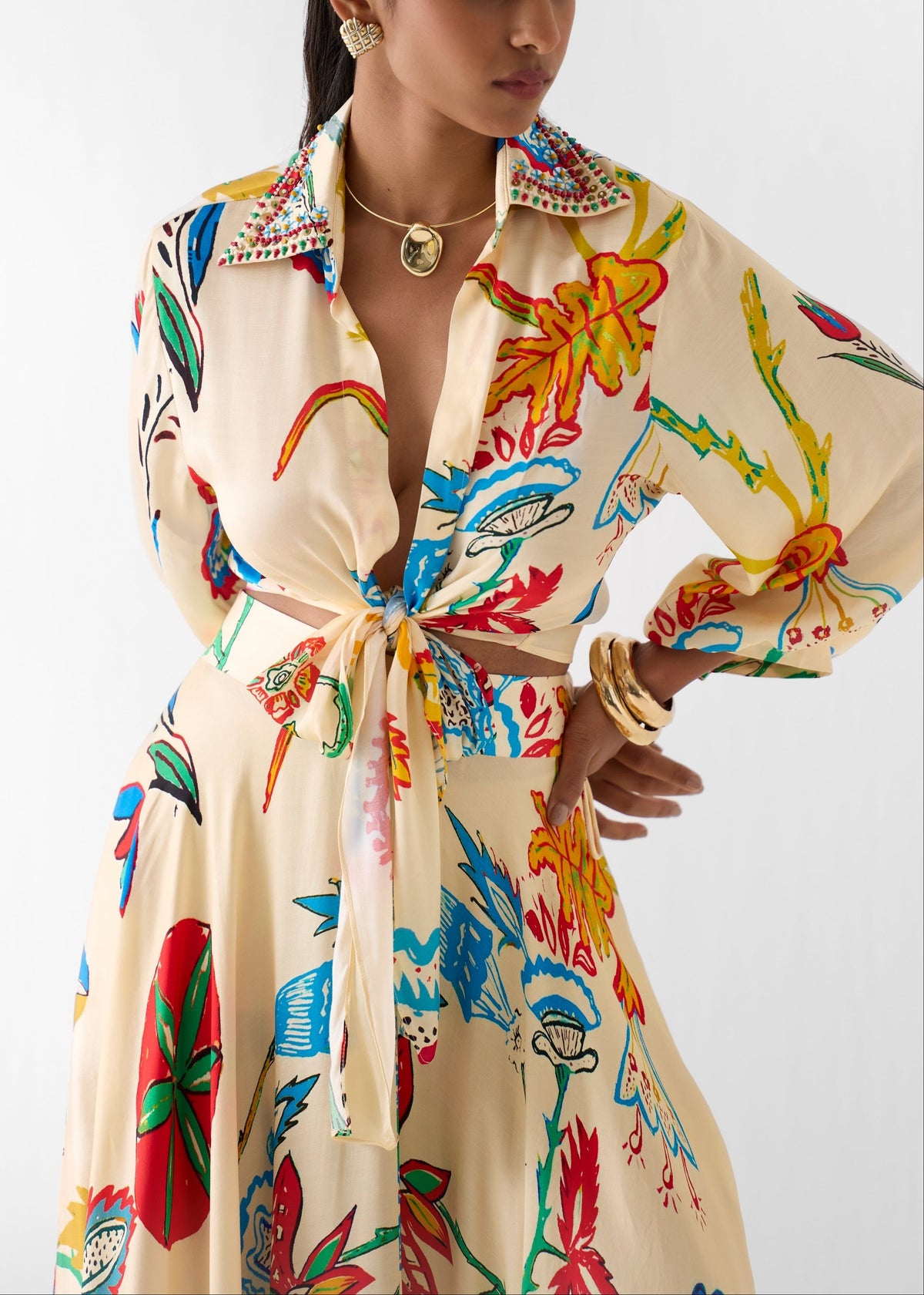 Conjunto boho de dos piezas de vacaciones: camisa anudada a la cintura y falda maxi con estampado floral tropical