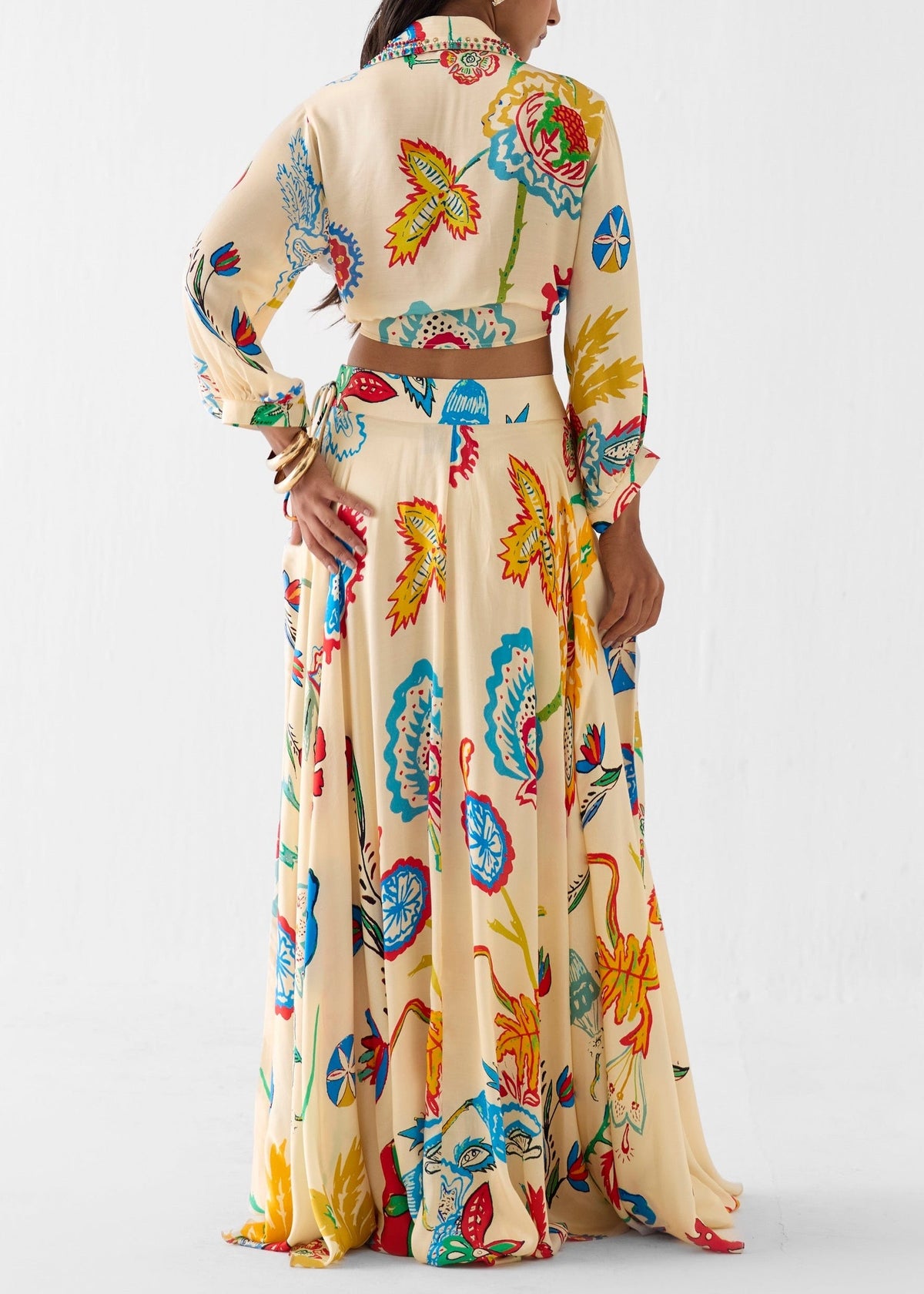 Conjunto boho de dos piezas de vacaciones: camisa anudada a la cintura y falda maxi con estampado floral tropical