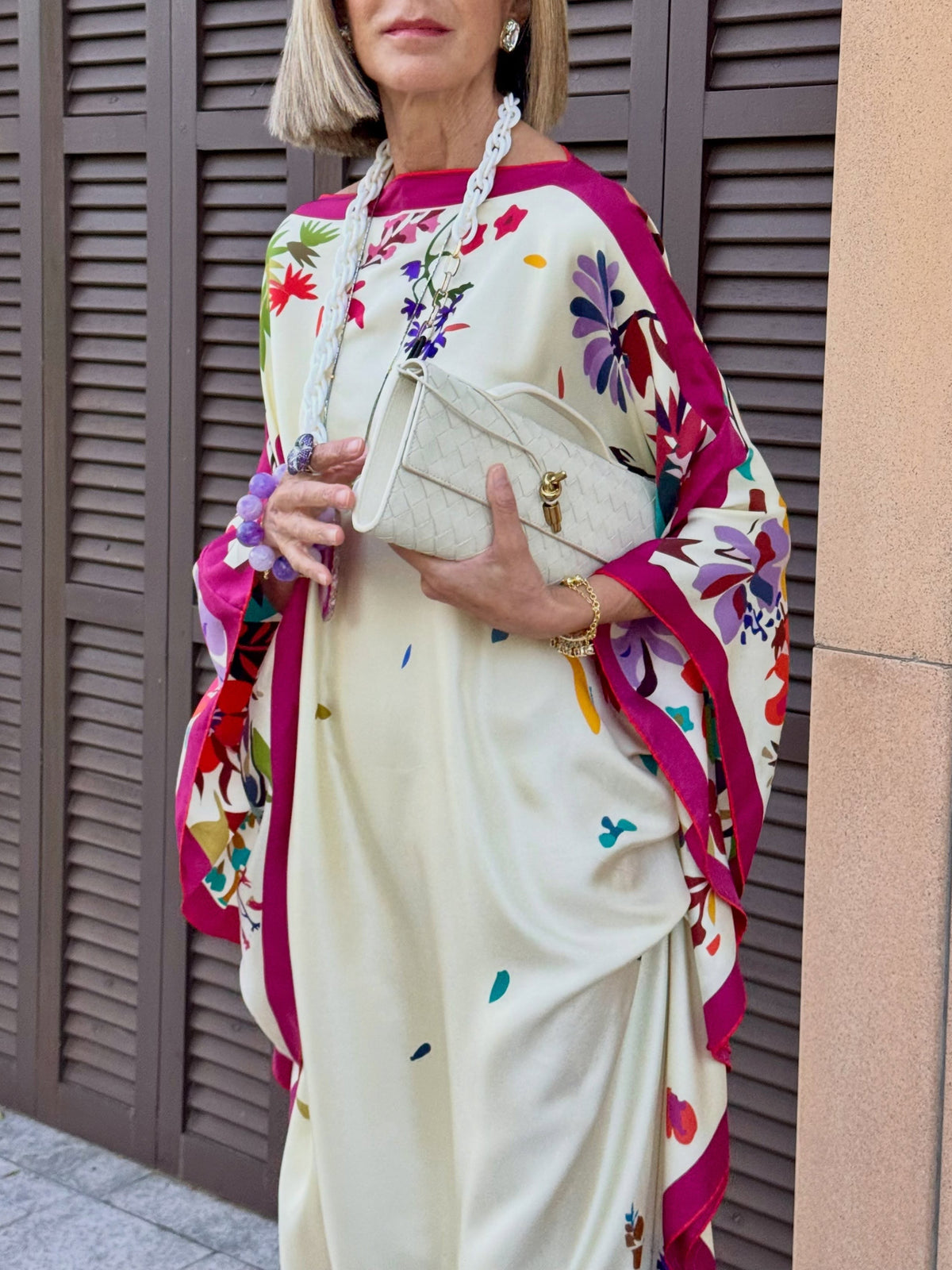 Elegante túnica maxi holgada de satén estampado
