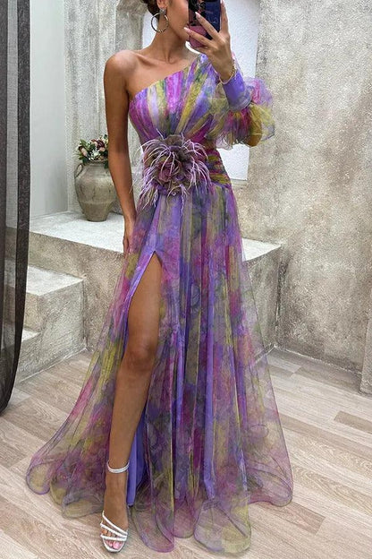 Vestido largo de tul plisado con flores, una sola manga y abertura