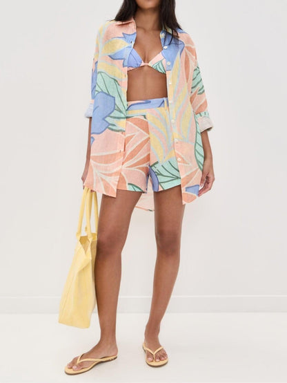 Conjunto Playa de camisa boyfriend y short con estampado de hojas tropicales