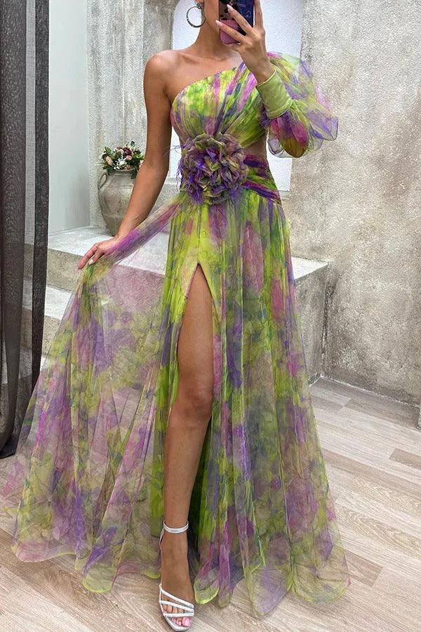 Vestido largo de tul plisado con flores, una sola manga y abertura