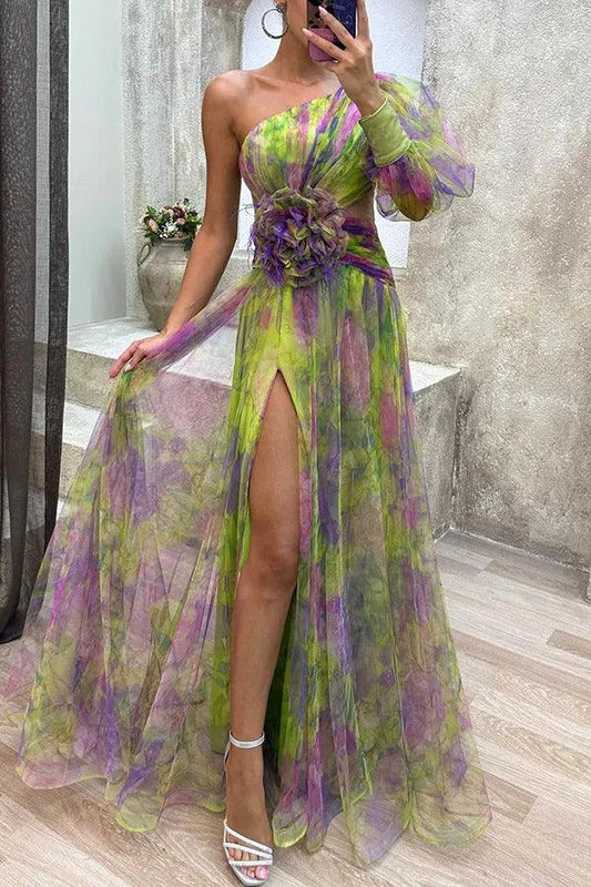 Vestido largo de tul plisado con flores, una sola manga y abertura