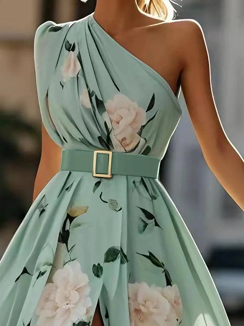 Vestido largo de gasa verde claro con flores, fruncido y de un solo hombro