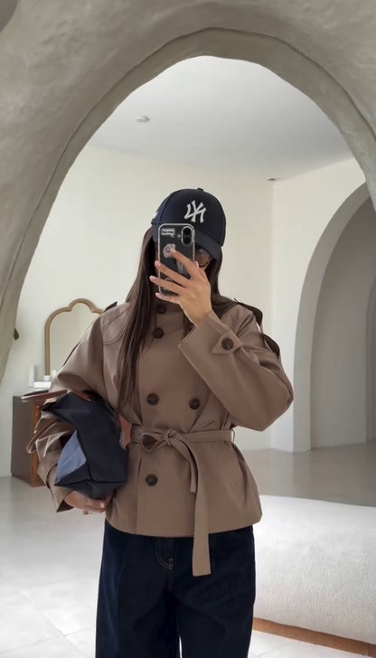 Byblos Trench | Gabardina Corta con Doble Botonadura y Cinturón